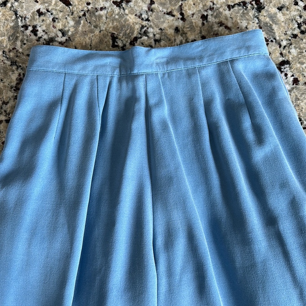 Classy and chic!! Beautiful chambray blue~100% Silk dress pants….size 6P - Picture 5 of 6